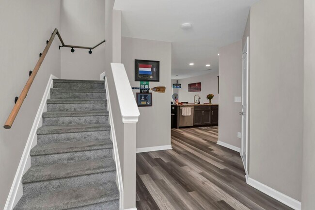 Foto del edificio - Spacious 3 Bedroom Home with Private Fence...