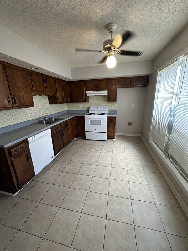 Foto del edificio - 3709 Deer Forest Dr