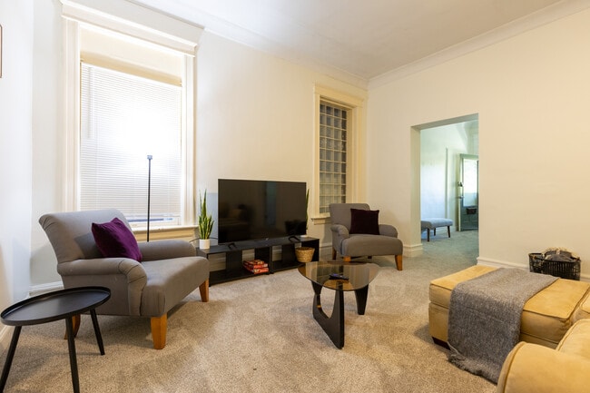 Foto del edificio - 4374 W Pine Blvd