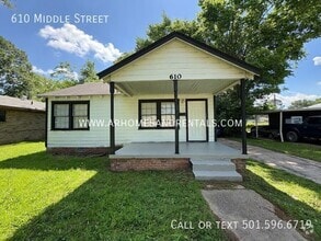 Building Photo - 610 Middle St