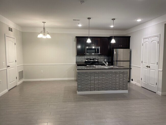 Building Photo - Shelby Township-2 Bedrooms, 2-Baths, Attac...