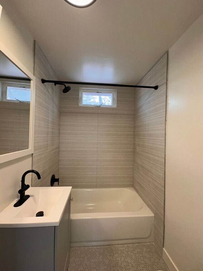 Foto del edificio - Fully Renovated 2 Bedroom Beach House! MUS...