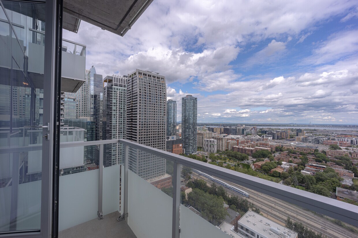 1450 Boul. RenéLévesque O Unit 2510, Montréal, QC H3G 0E1 Condo for