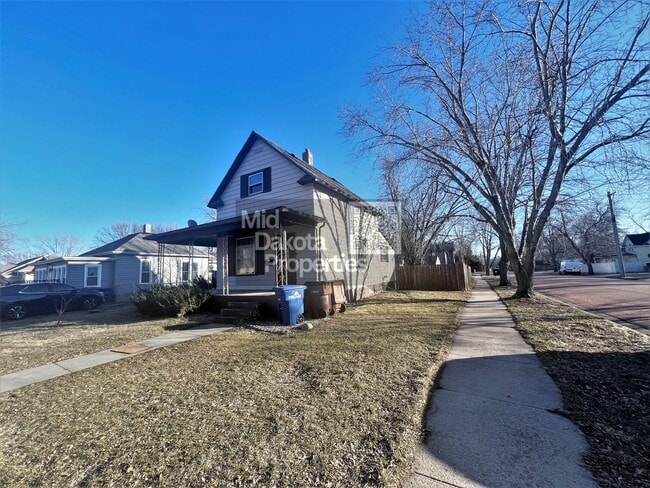 Building Photo - 801 E 6th- 4 bedroom house