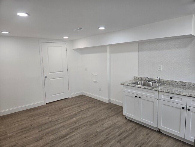 Building Photo - 909 Fairview Ave