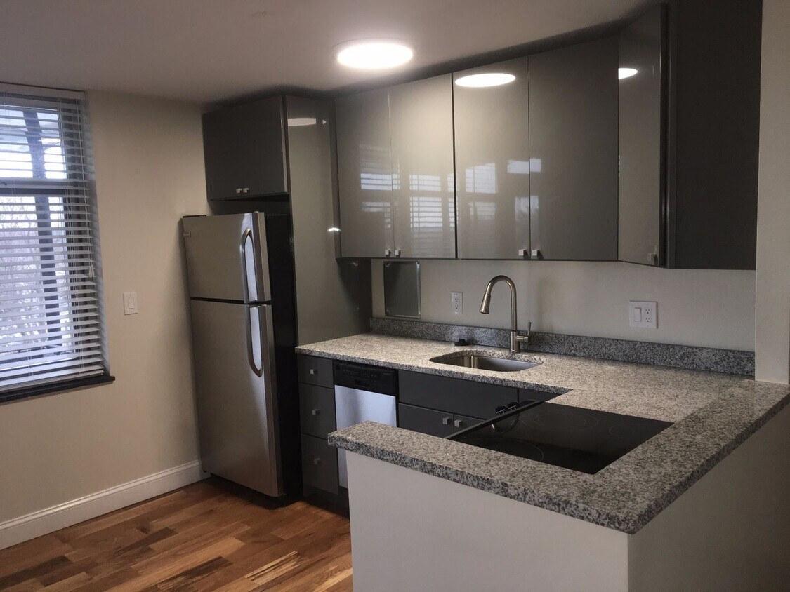 Foto del edificio - NO BROKER FEE!!!!   RENOVATED BELMONT 1 BE...