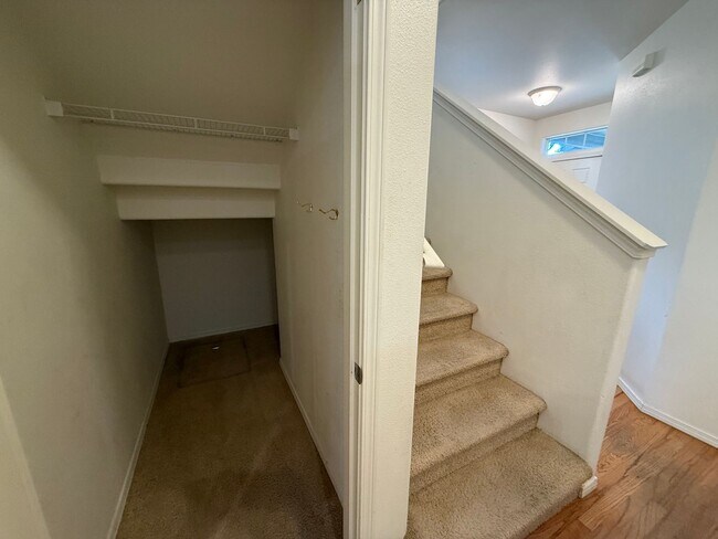 Foto del edificio - 3 Bed/2.5 Bath Single Family Home in River Canyon Estates - BRAND NEW CARPET