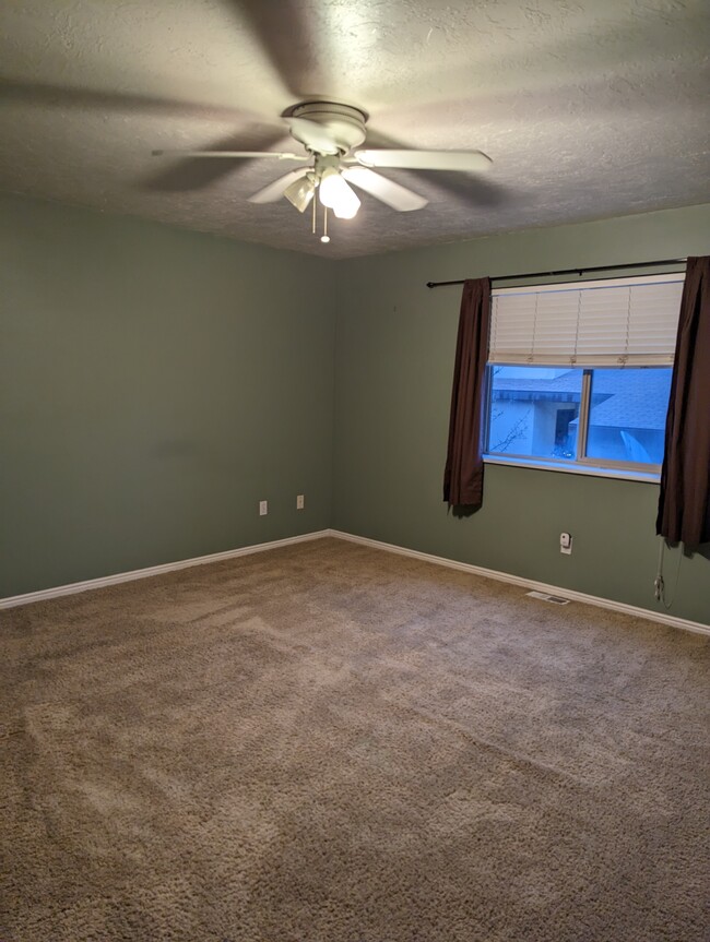 Huge master with spacious closet and large master bath! - 729 W Jefferson Ln