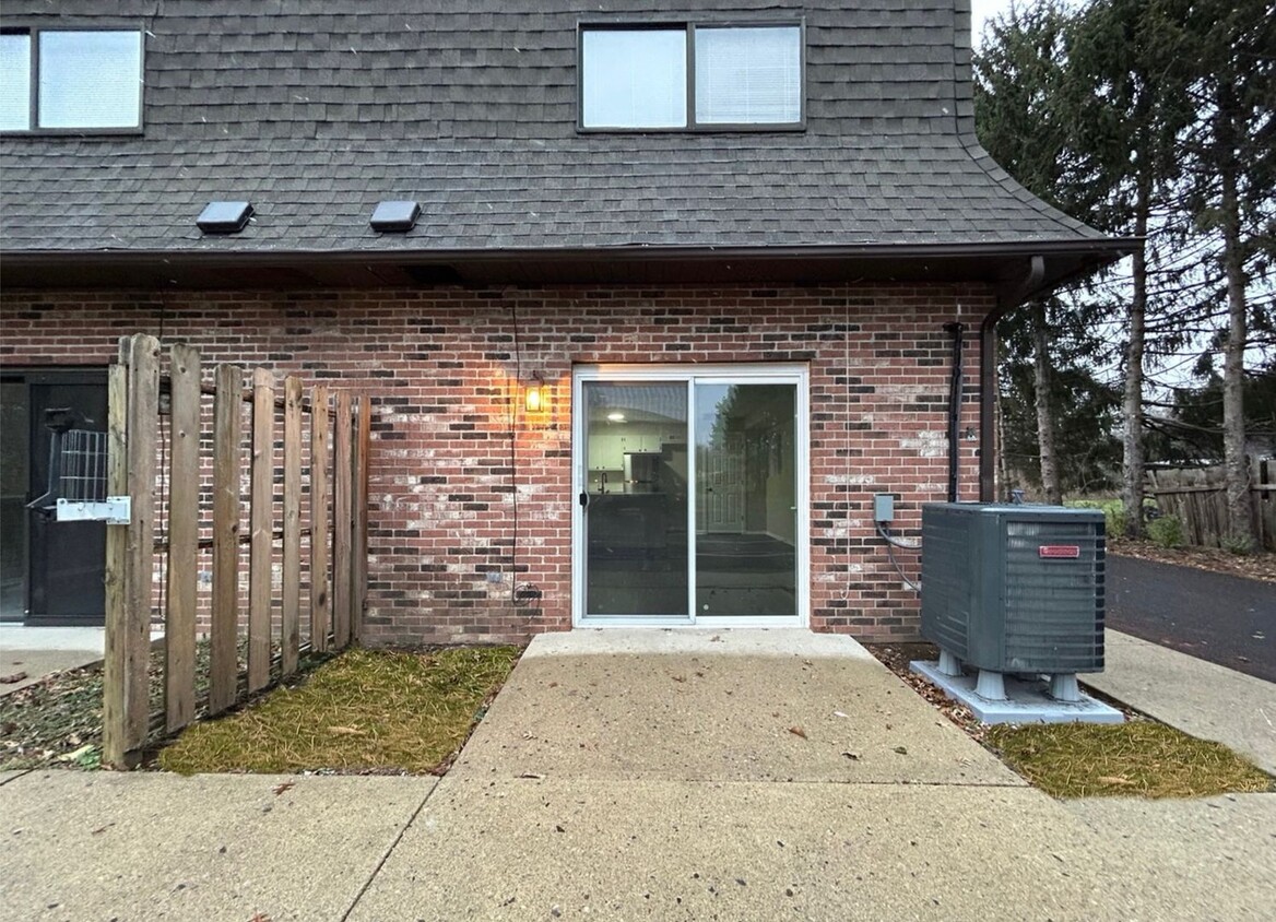 Primary Photo - Newly Renovated Townhome in South-East Col...