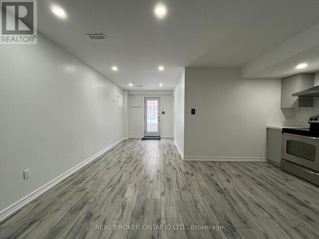 Building Photo - 7 Robert Green Crescent