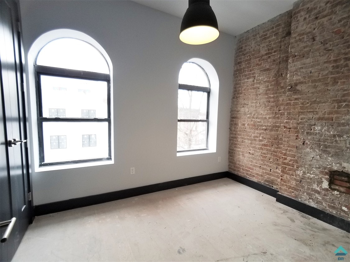 Primary Photo - 1033 Dekalb Ave