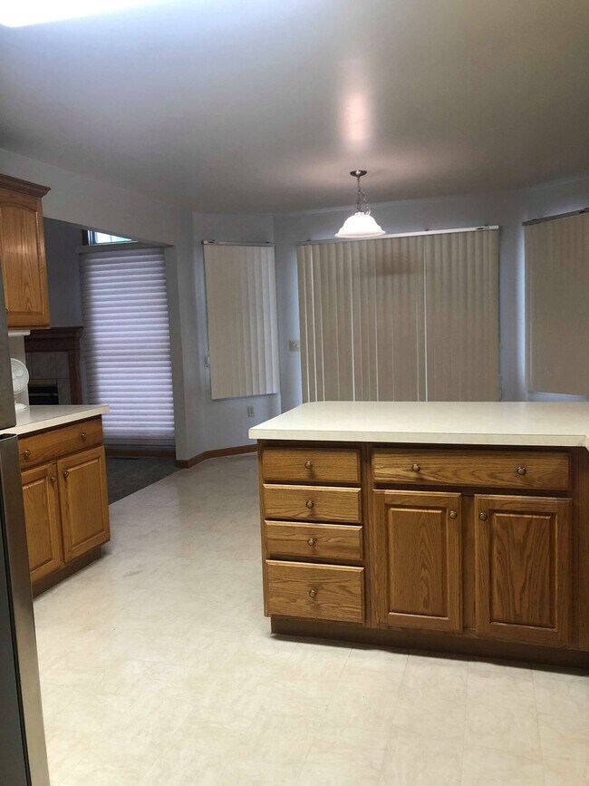 Building Photo - 3265 Silverwood Dr