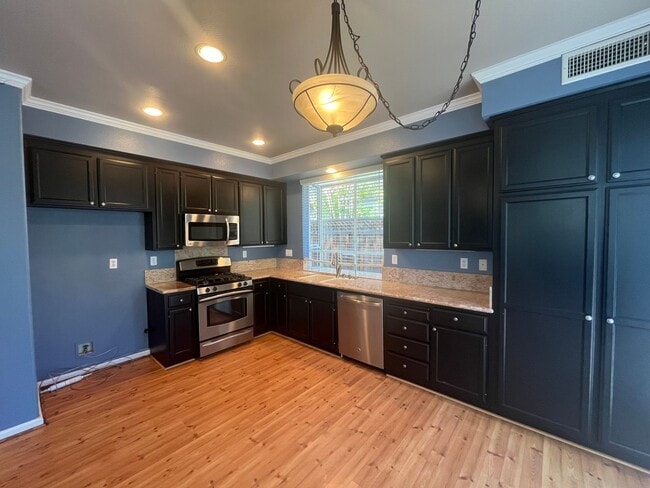 Building Photo - Newark Home is in perfect area for commuti...