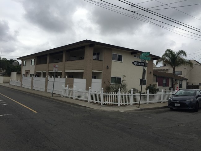 Building Photo - 2422 Huntington Ln