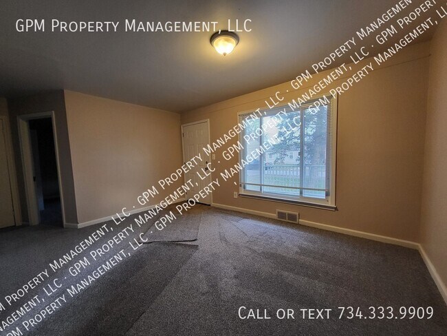 Building Photo - Home in Taylor Near a Golf Course!