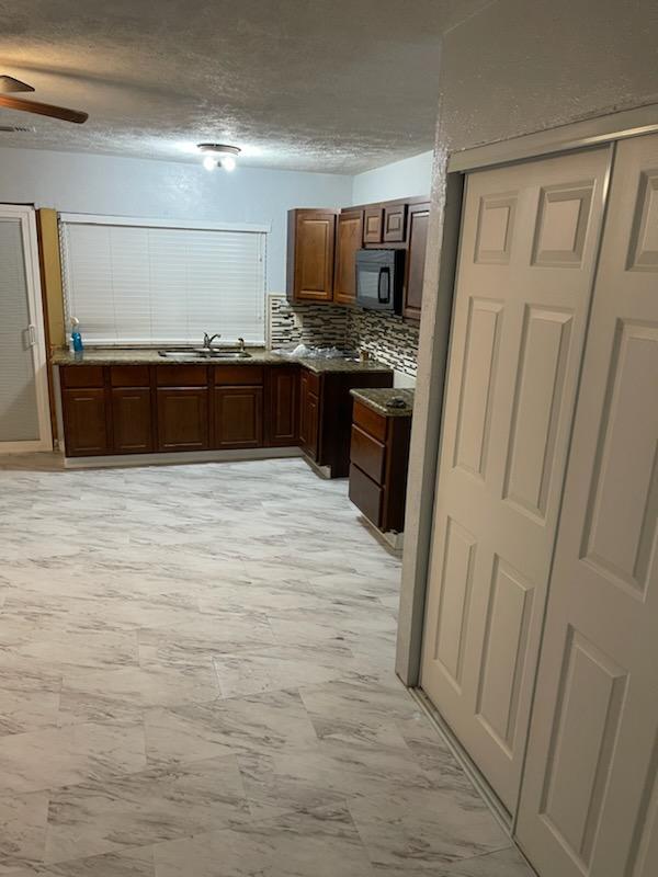 Building Photo - 425 Lake Park Dr