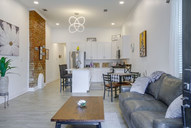 Building Photo - 2709 Baronne St