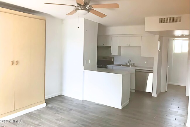 Foto del edificio - 6320 N 16th St