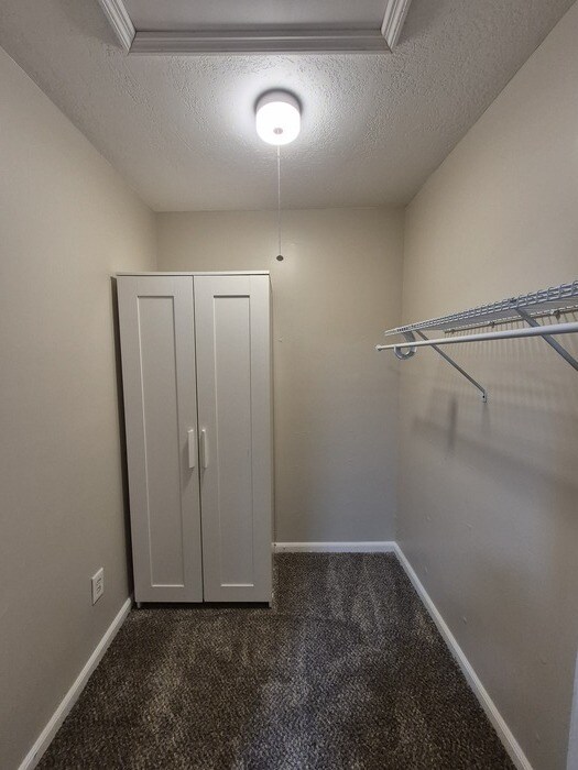 Foto del edificio - Spacious 4-Bedroom Home with Detached Gara...