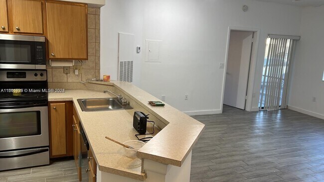 Building Photo - 2550 SW 18th Terrace