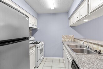 Building Photo - 1016 E Tri Oaks Ln