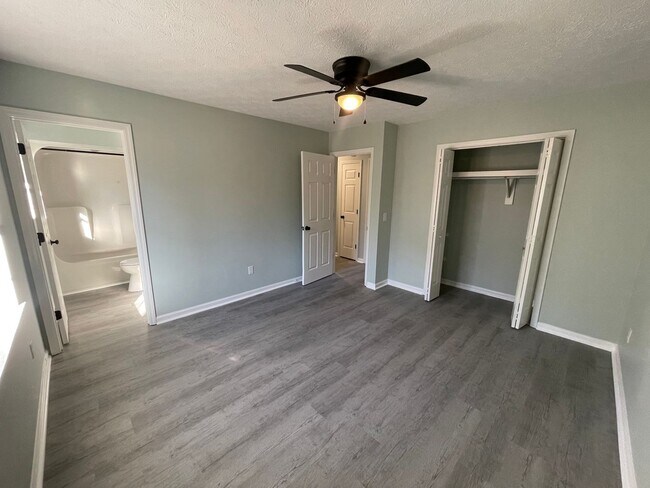 Foto del edificio - Updated 2BR/2BA Duplex in Downtown Springfield – Modern Finishes & Spacious Layout