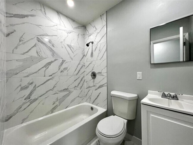 Building Photo - 2 bedroom in Hallandale FL 33009
