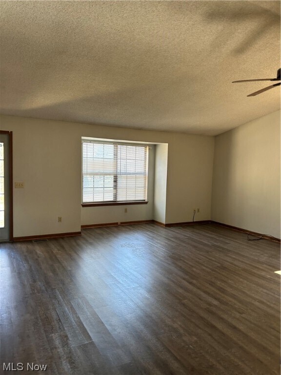 Building Photo - 1501 Oak Bluff Cir NE