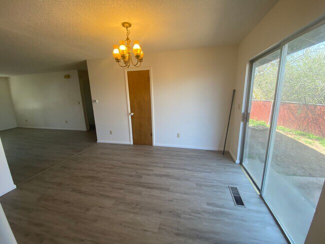 Building Photo - Sheppard-PM-019-0078-529-533