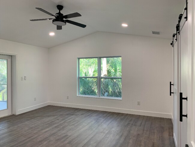 Building Photo - 29 37th Ave NE