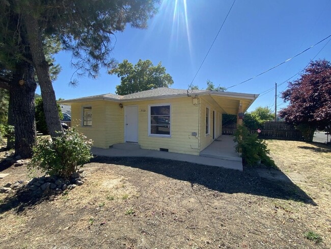 Building Photo - 710 W Broccoli St