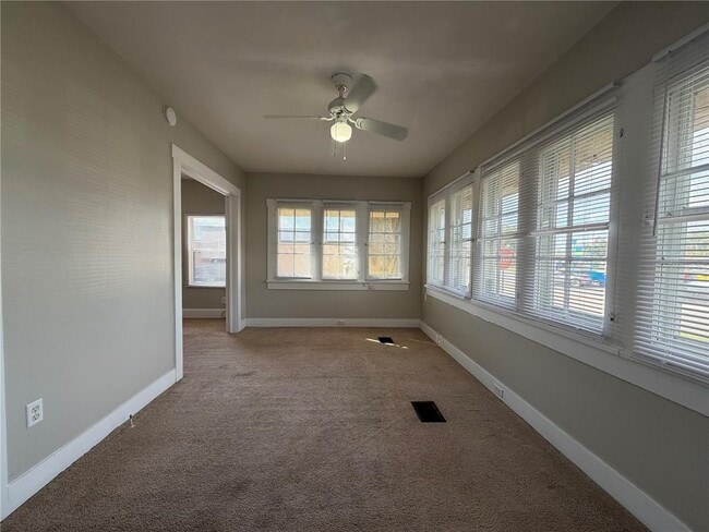 Building Photo - 18 E Golf Links Ave