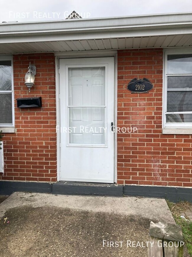 Building Photo - 2 Bedroom, 1 Bath garden Walk-Up Apartment...