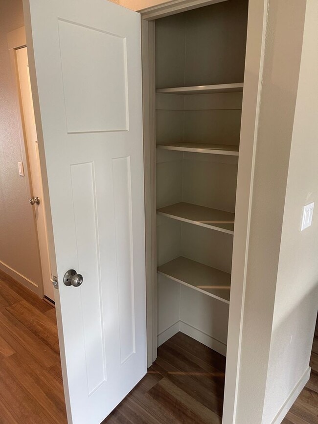 Building Photo - Three Bedroom Pet Friendly Townhouse!