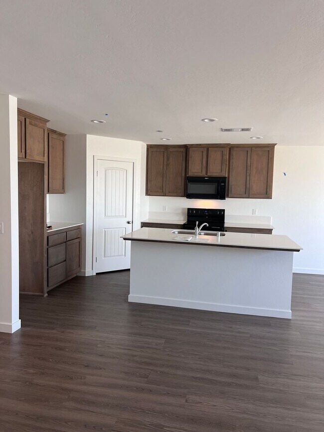 Foto del edificio - Spacious 4 bedroom house ready to be occup...