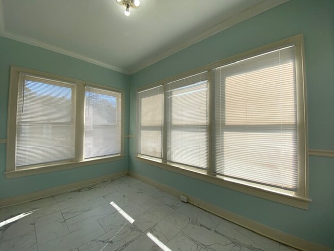 Building Photo - 2 Bedroom 1 Bath Historical Highland Upsta...