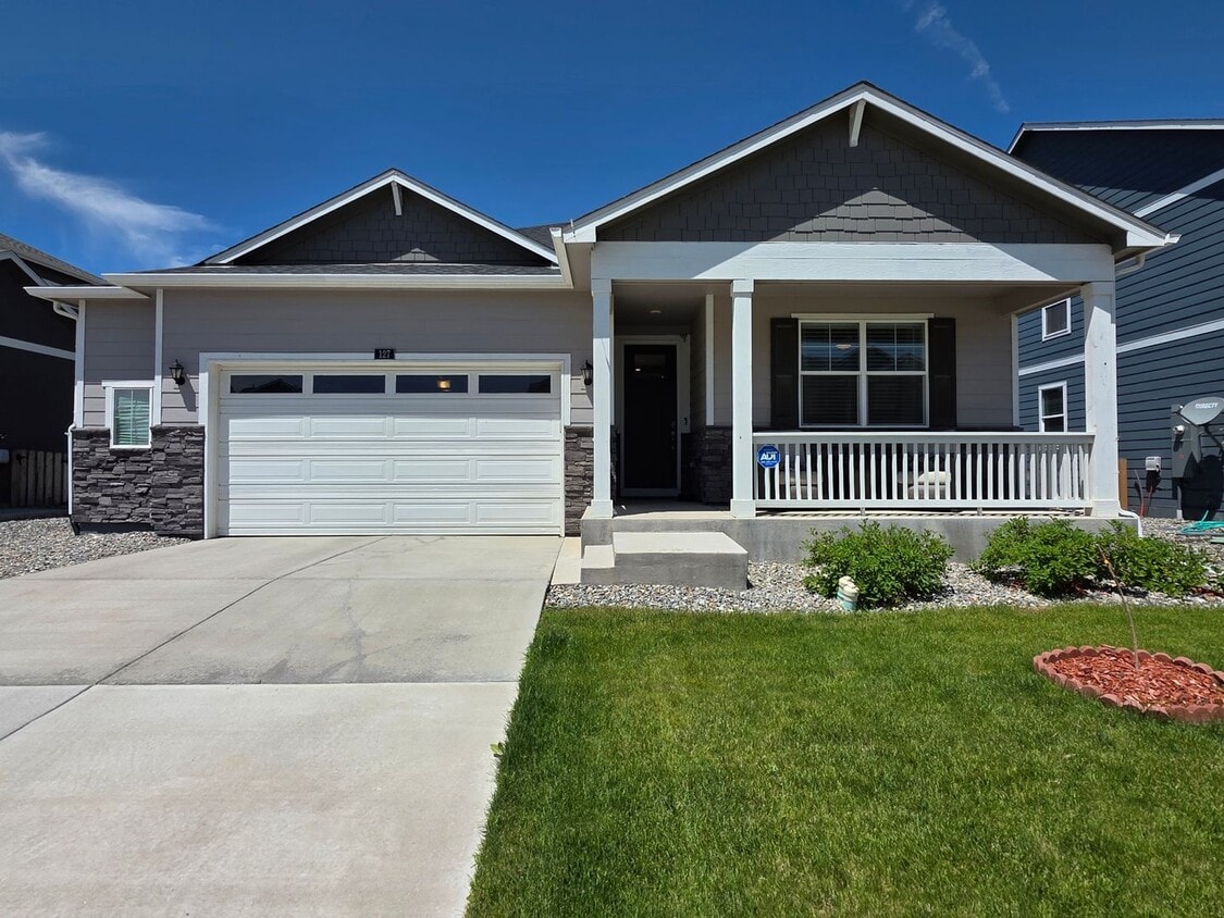 Primary Photo - Beautiful newer build three bedroom house ...