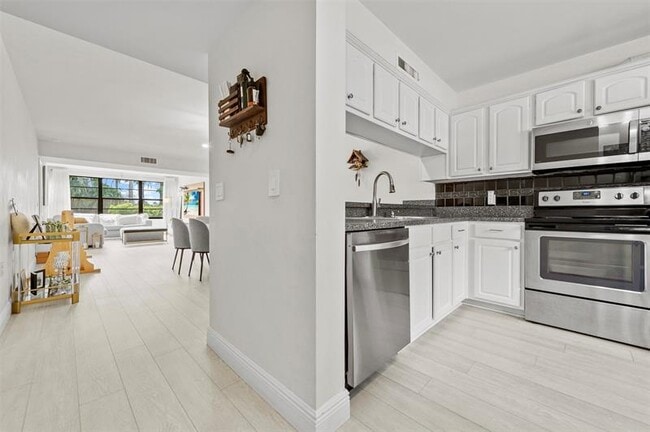 Building Photo - 6061 Balboa Cir