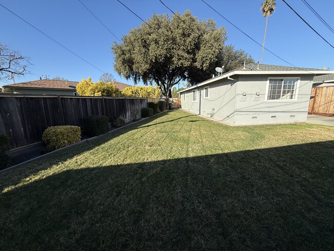 Building Photo - 2616 Kitsap Ct