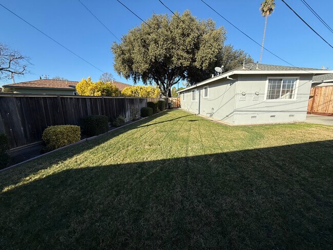 Foto del edificio - 2616 Kitsap Ct