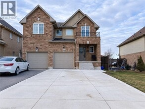 Building Photo - 30 Meadow Wood Crescent