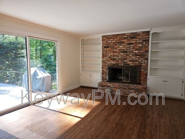 Building Photo - 305 Oak Brook Dr