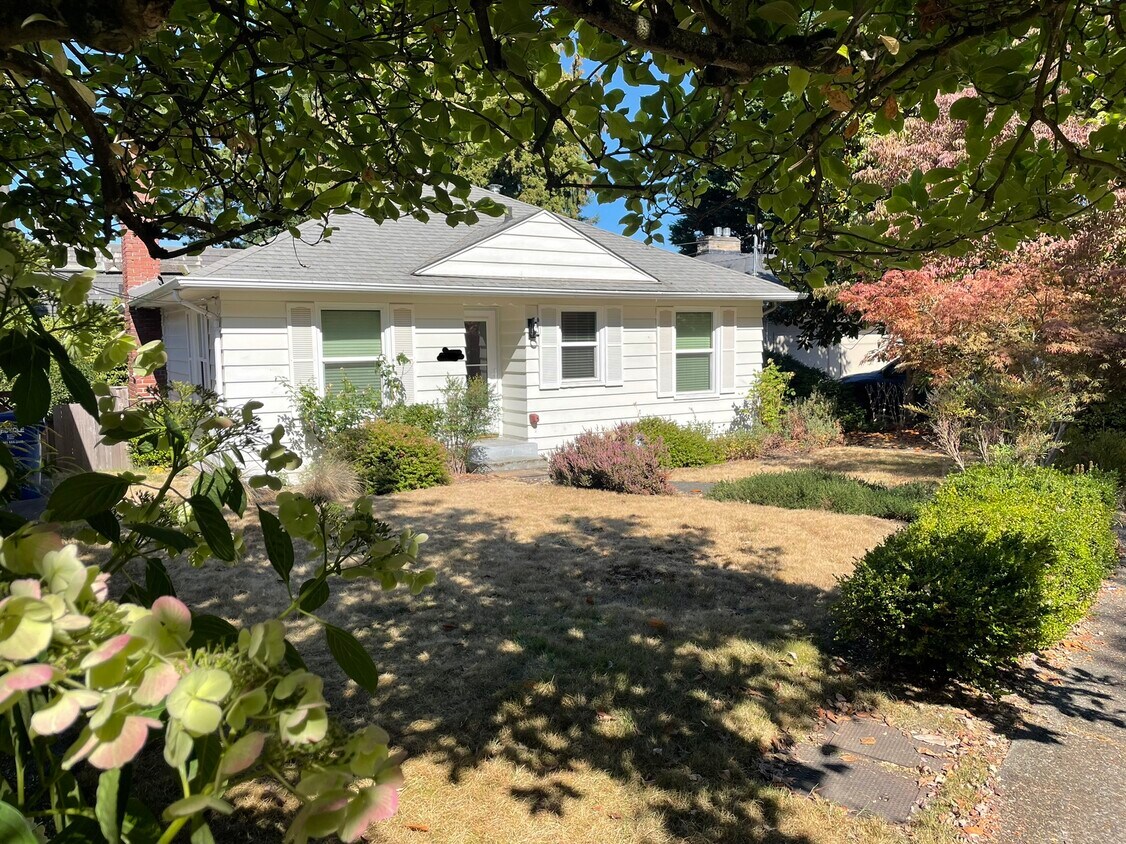 Primary Photo - 354 Queen Anne Dr