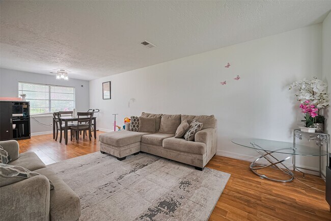 Building Photo - 13351 Oak Leaf Ln