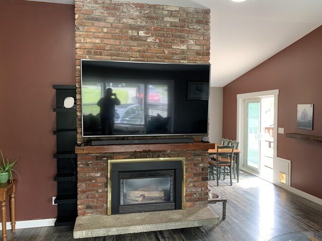 Building Photo - 110 Saker Pl