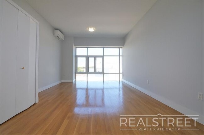LUXURY LOFT in Queens!