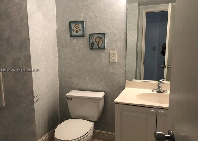 Foto del edificio - 19390 Collins Ave