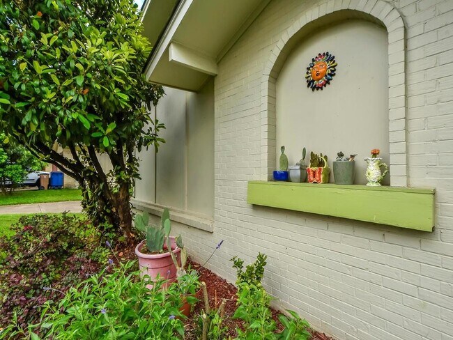Building Photo - 8208 Stillwood Ln