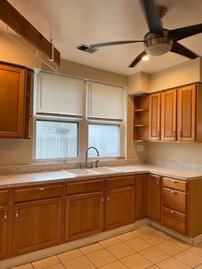 Foto del edificio - 2567 S Emerald Ave