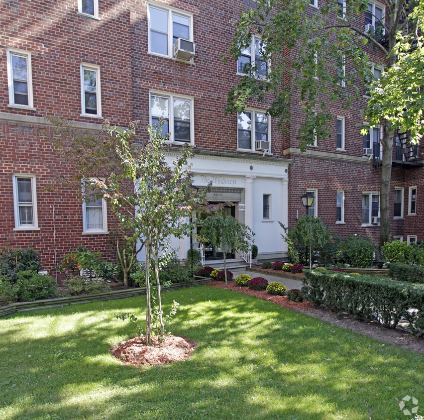 Winthrop Apartments Rentals in Forest Hills at 6863 108th St Forest